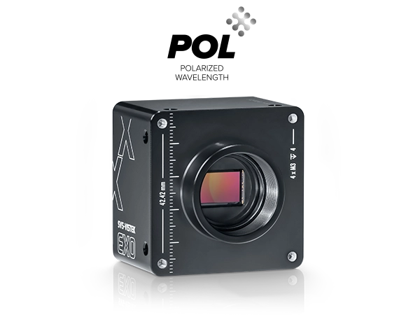유광 표면에 가시광 센서가 있는 검은색 산업용 카메라.
