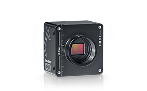 Schwarze Industriekamera mit offenem Objektivanschluss und sichtbarem Sensor.