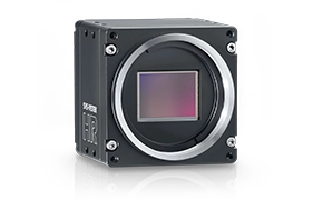 사각형 센서와 은색 렌즈 마운트가 있는 검은색 카메라.