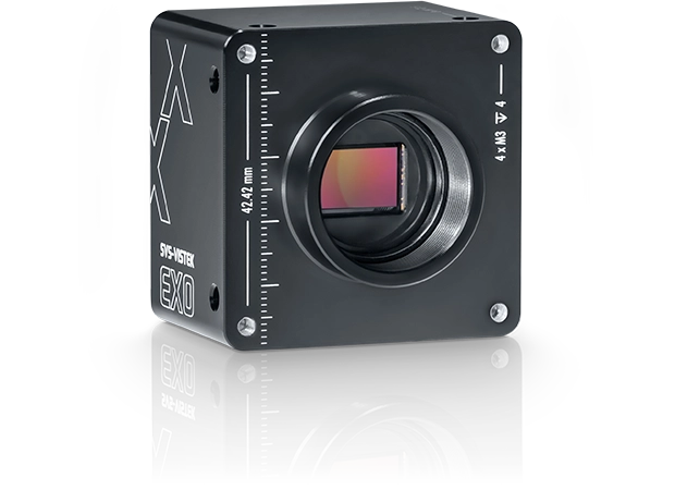 개방형 렌즈 마운트와 가시광 센서가 장착된 검은색 산업용 카메라.