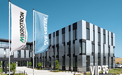 Das neue Gebäude der SVS-Vistek GmbH mit Flaggen von SVS-Vistek und Mikrotron davor